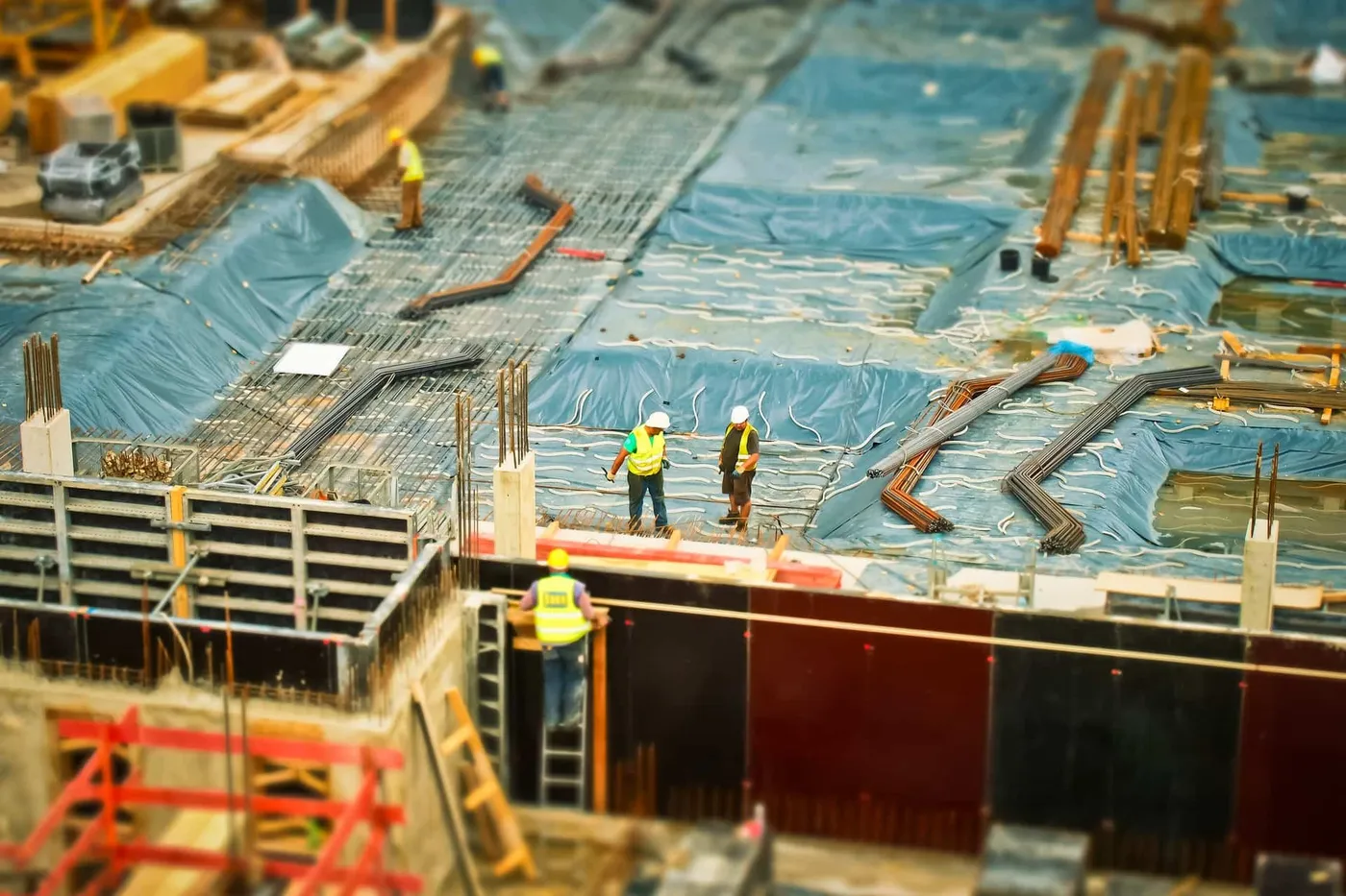 Obra com estrutura pré-fabricada sendo executada
